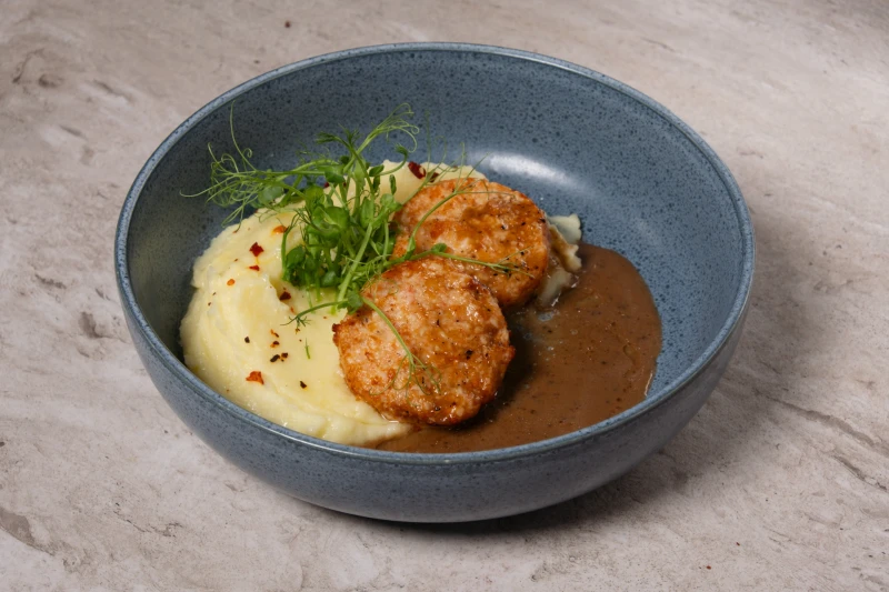 Крабовые котлетки в перечном соусе с картофельным пюре