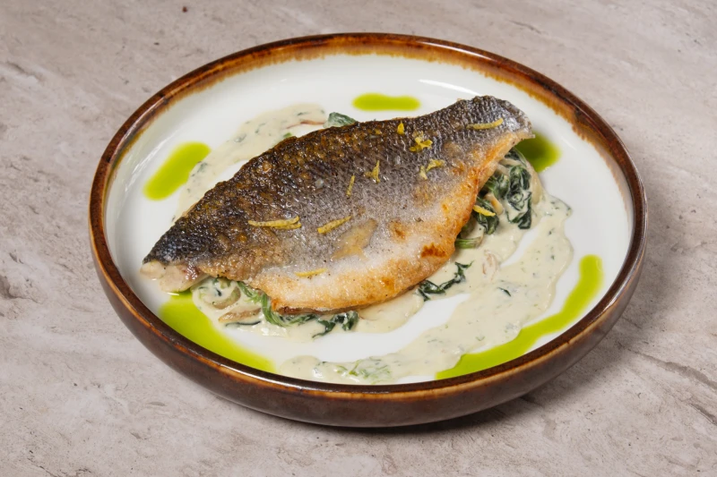 Сибас на гриле со шпинатом в сливочном соусе