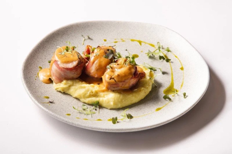 Свиные медальоны в беконе сл сливочно-горчичным соусом