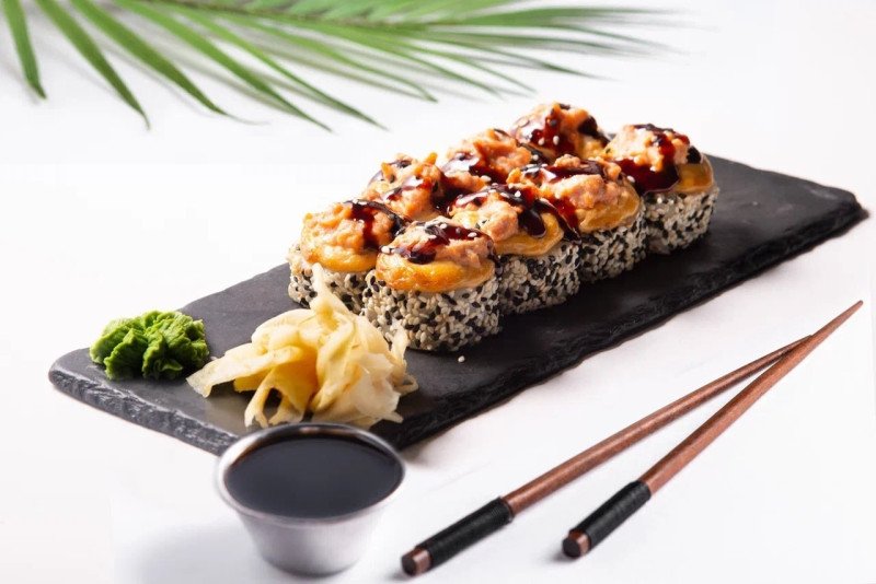 Ролл запеченный с курицей и лососем