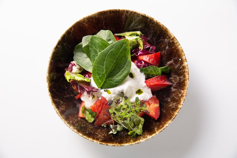 Салат с томатами и страчателлой