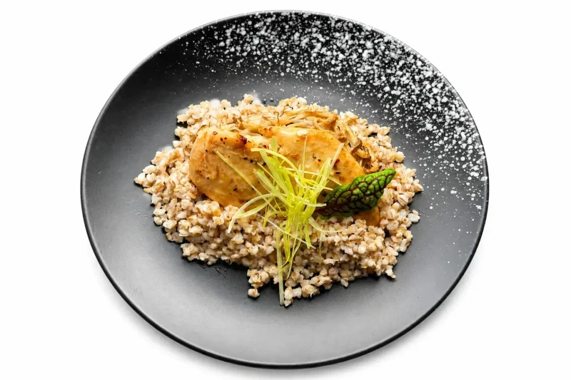 Куриная грудка с грибами и перловкой