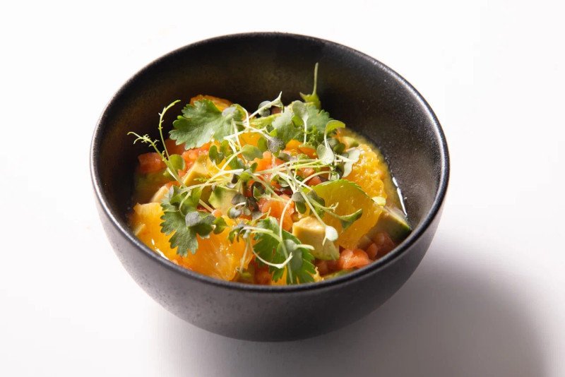 Тартар из лосося с соусом манго