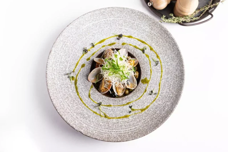 Паста с креветками и вонголе