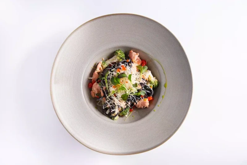 Паста с лососем и икрой из красного апельсина