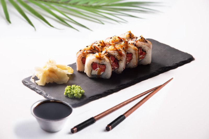 Ролл с опаленым беконом