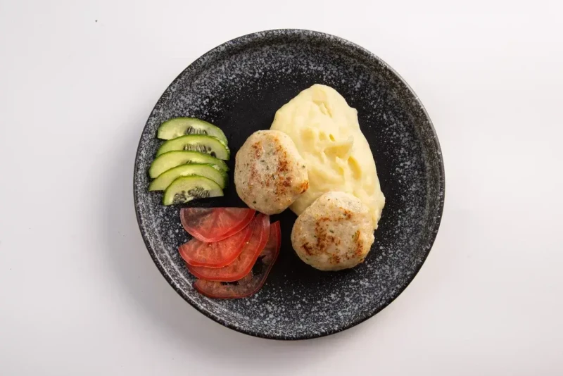 Котлеты из куриного филе с картофельным пюре.