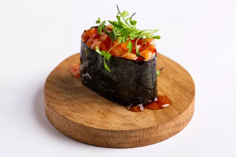 Гункан с острым лососем