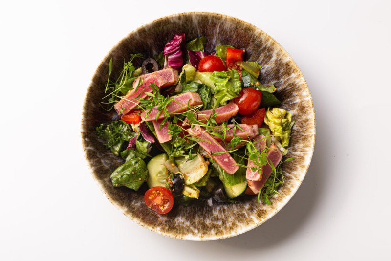 Салат с тунцом