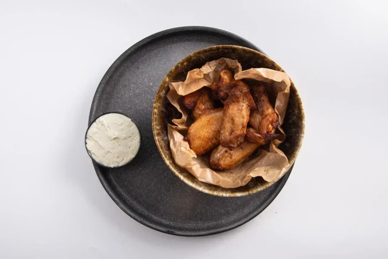 Жареные куриные крылышки с соусом "Блю-чиз"