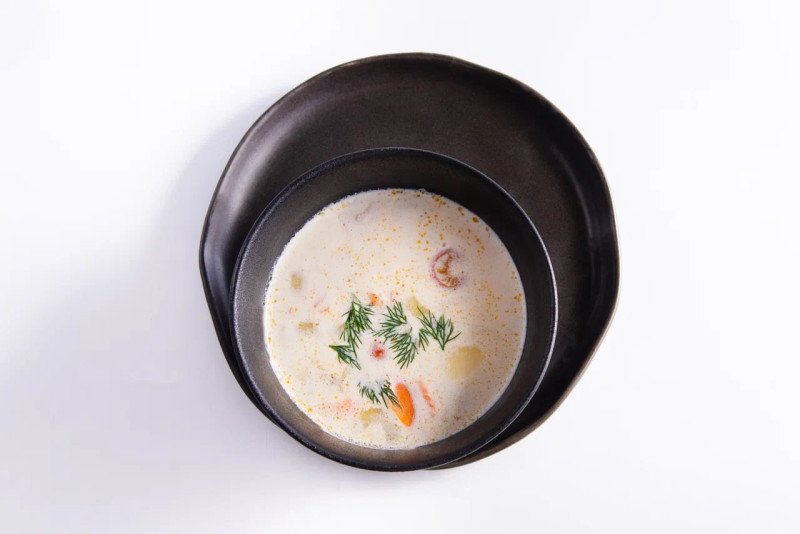 Норвежский рыбный суп с опалённым лососем