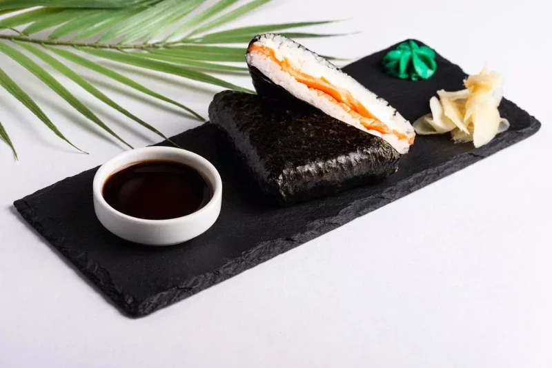 Онигири с лососем