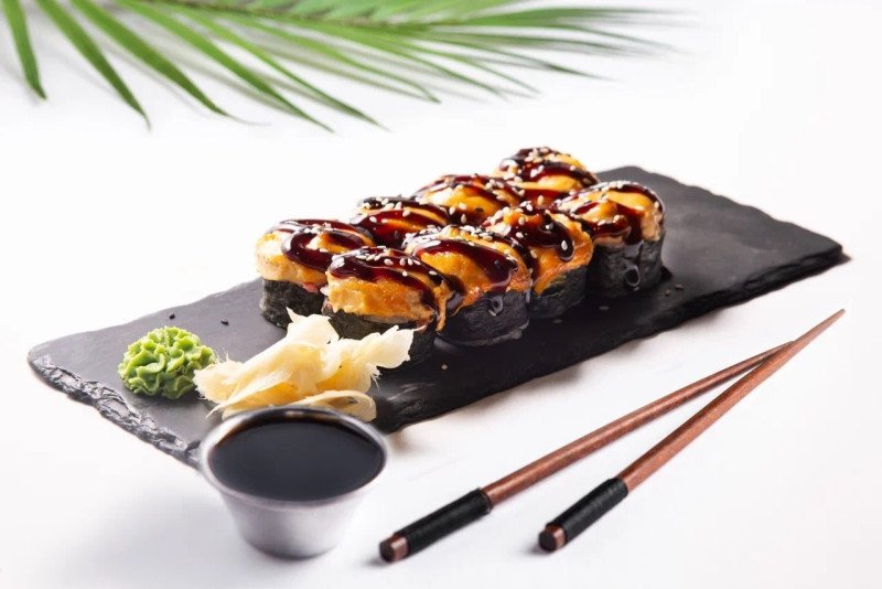 Ролл запеченный с креветкой и грушей