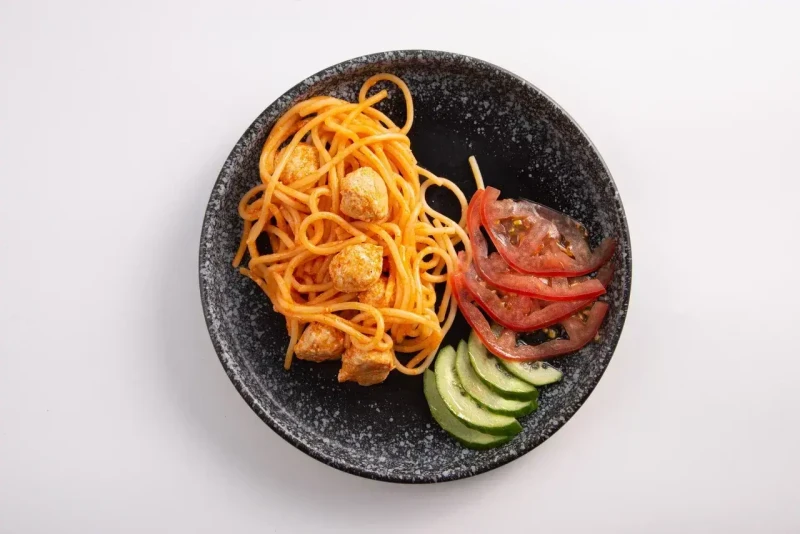 Паста с фрикадельками в томатном соусе .