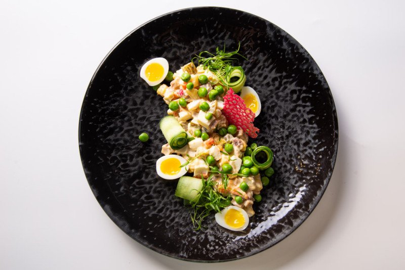 Салат оливье из печенных овощей с говяжьим языком