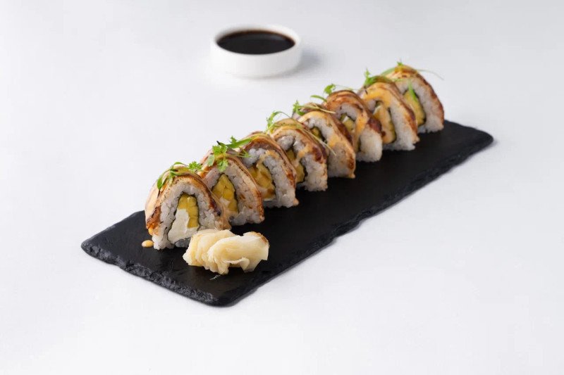 Ролл с угрём и манго