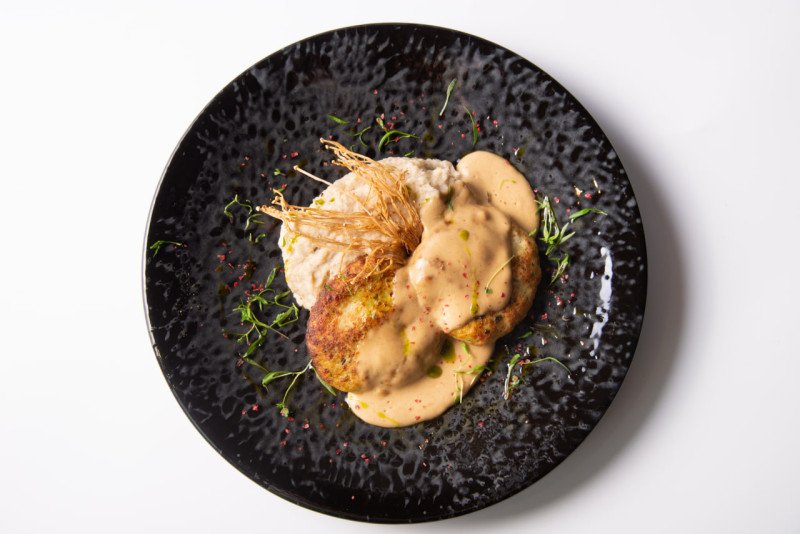 Куриные котлетки с пюре из сельдерея и соусом из грибов