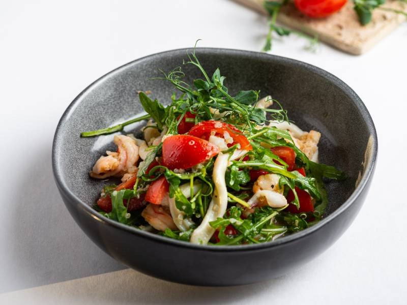Салат  с морепродуктами и рукколой