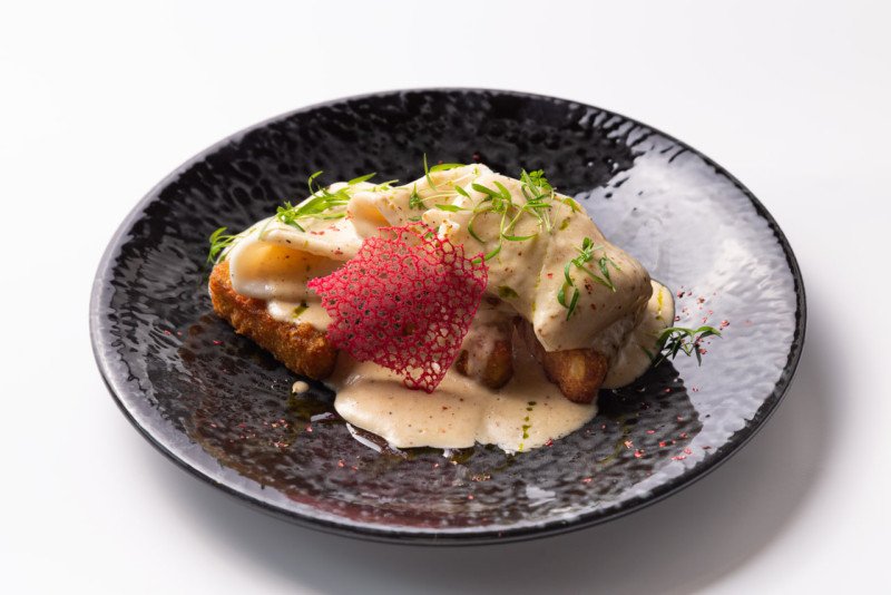 Кальмар с картофельными хашбраунами и сливочным соусом