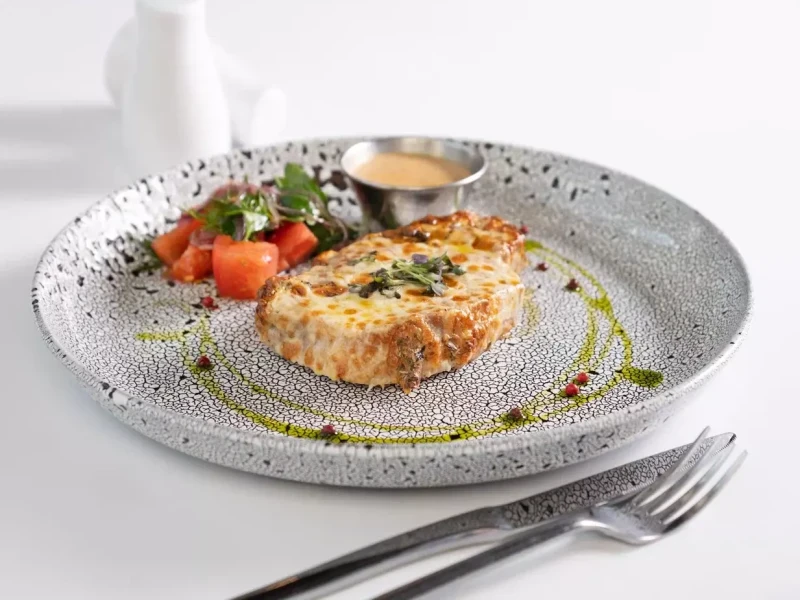 Корейка свиная с моцареллой и салат из томат