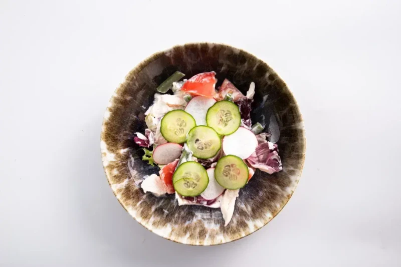 Салат с куриным филе и овощами