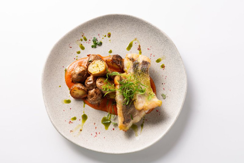 Волжский судак с картофелем и соусом "Паприка"