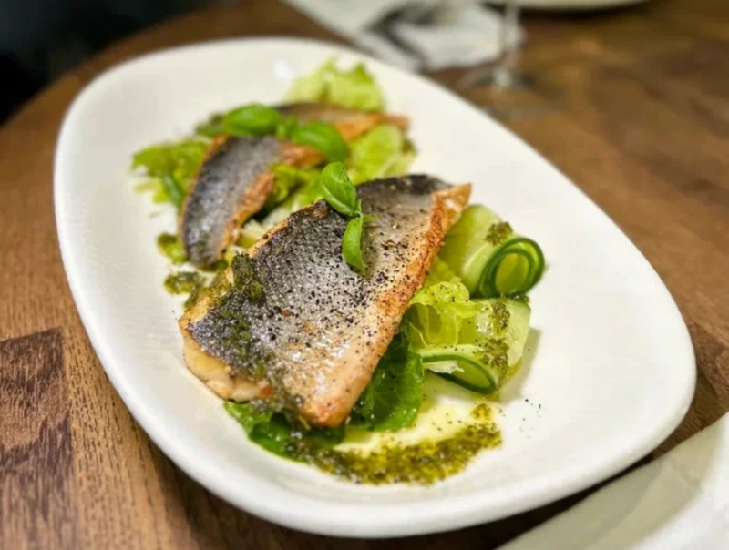 Сибас со свежим салатом