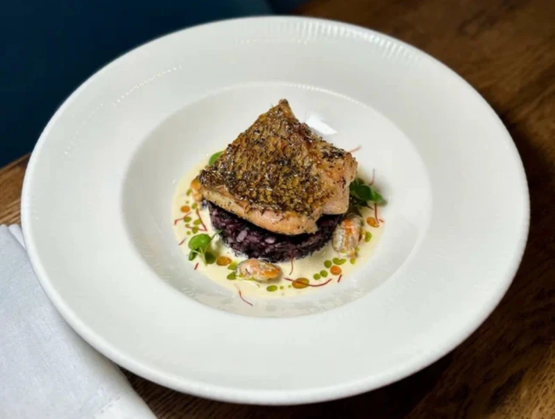 Дикий золотистый сибас с черным рисом и соусом из черноморских мидий