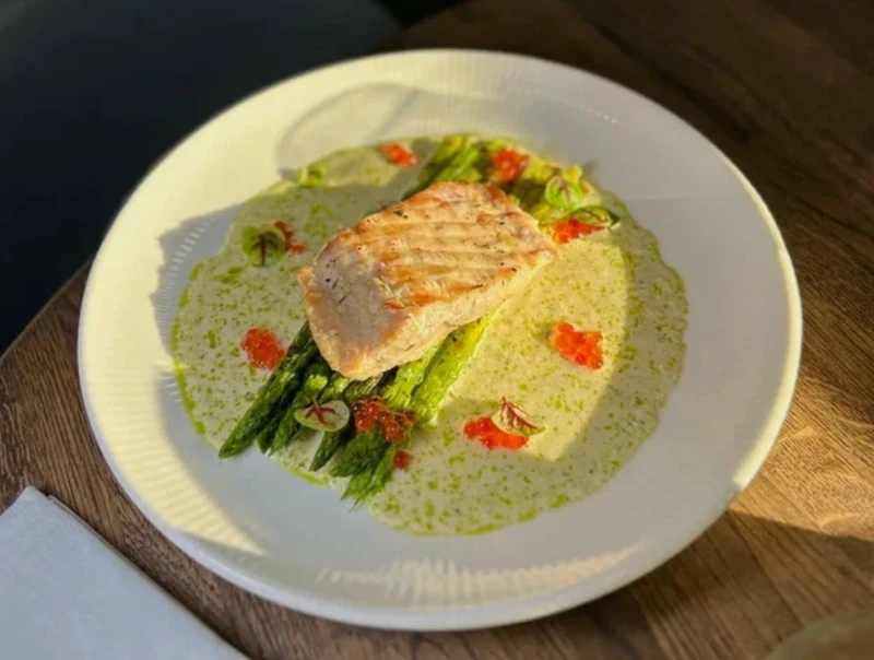 Осетр со спаржей, соусом берблан и красной икрой