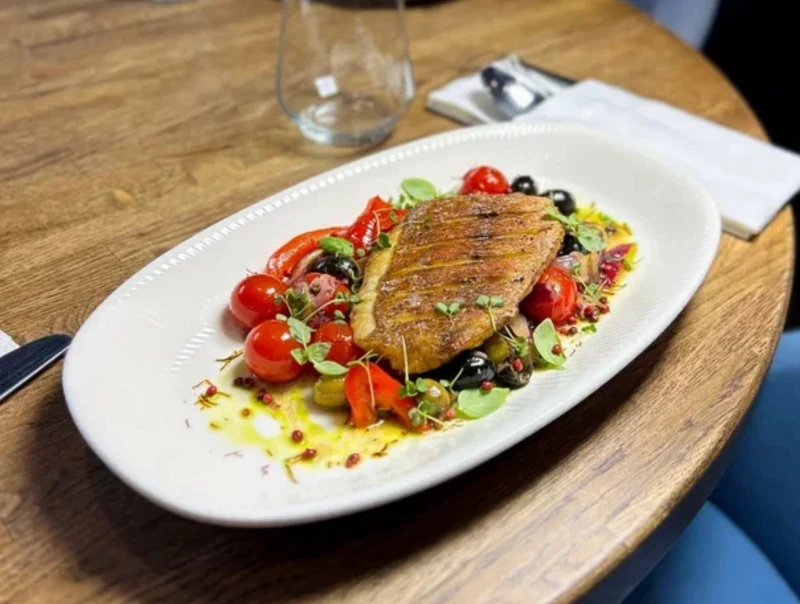 Филе красного Снеппера с сицилийским томатным гарниром