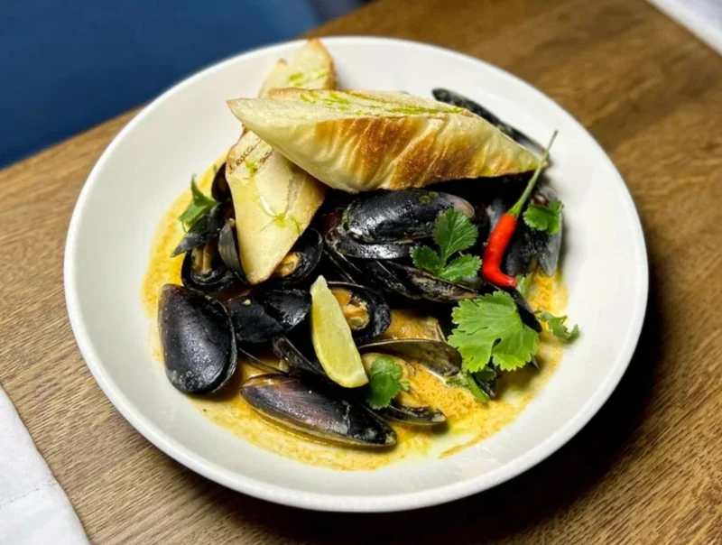 Полкило мидий в соусе том ям