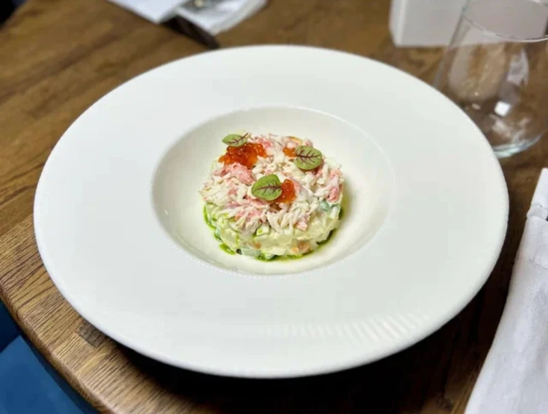 Оливье из печеных овощей с эстрагоном и крабом