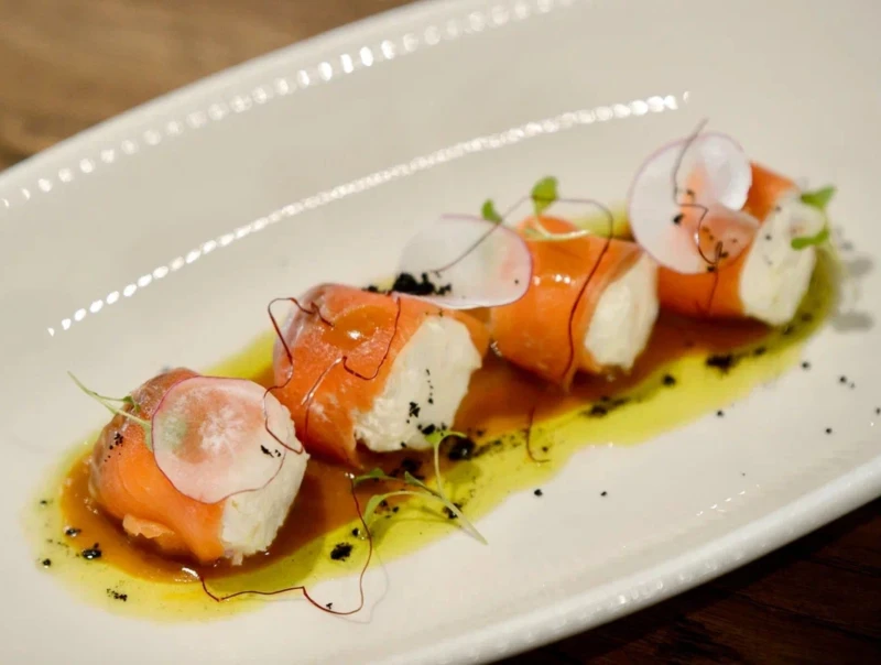 Рулетики из мурманской форели с креветкой и соусом понзу