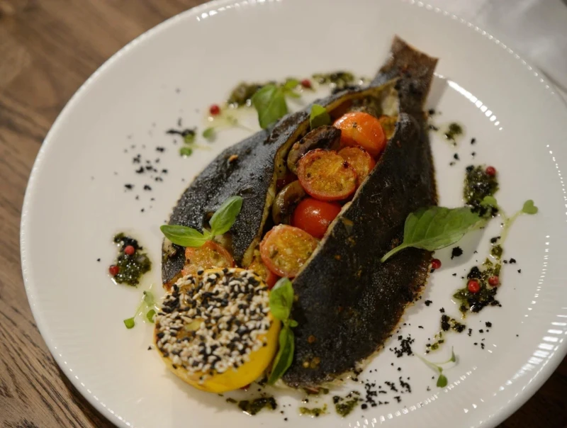 Камбала Томаты Базилик