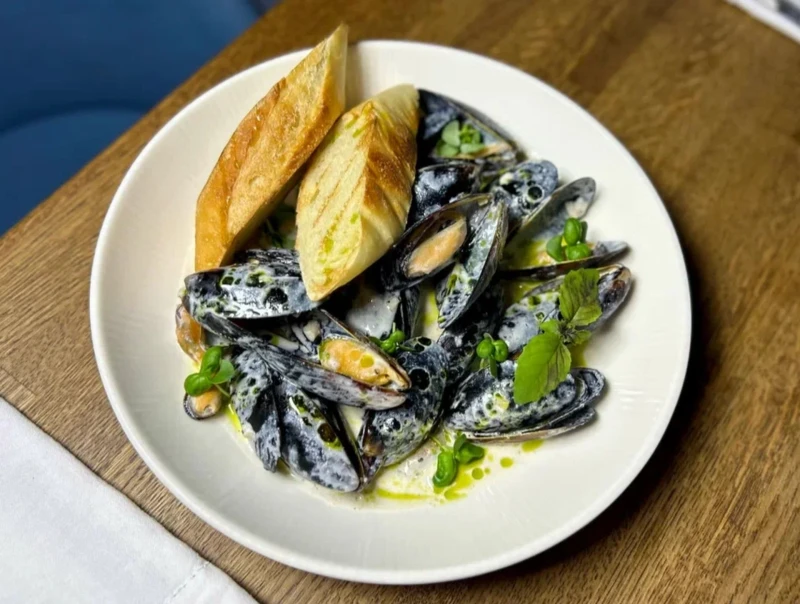 Полкило мидий в соусе дорблю