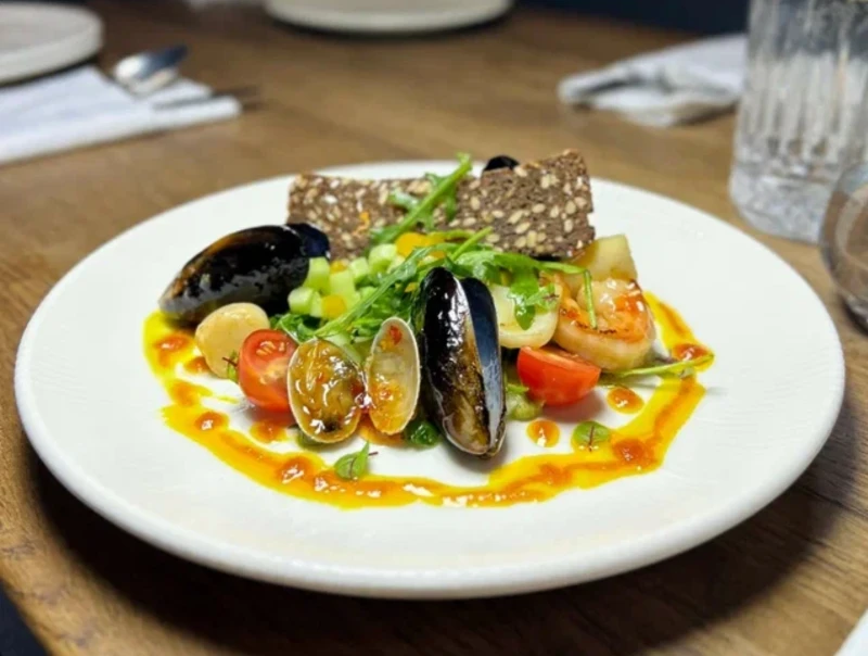 Салат NAVIS с морепродуктами и облепиховым соусом