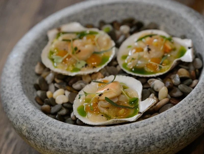 Гребешок с морошкой и апельсиновой икрой