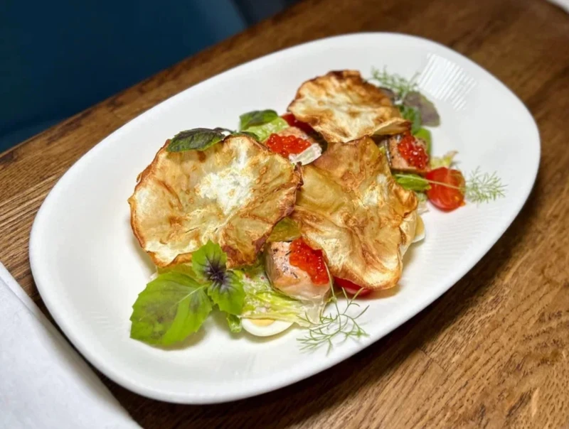 Салат с лососем "Как Цезарь"