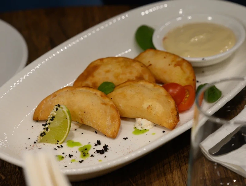 Чебуреки с крабом, креветкой и острым соусом