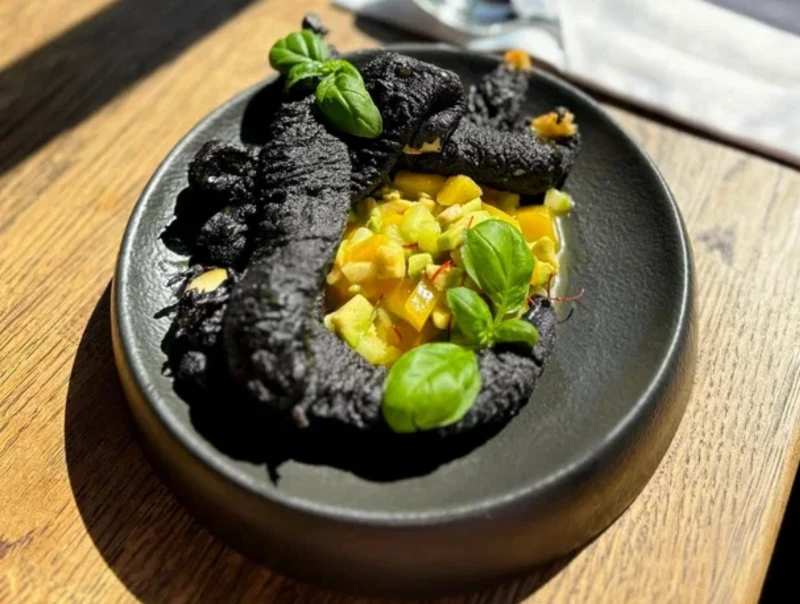 Кальмар темпура с манго и мятой