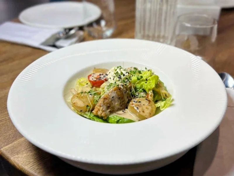 Салат с киноа, гребешком и трюфельным крем-чиз