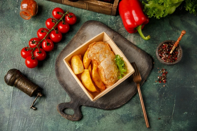 Картофель по-деревенски с котлетой куриной