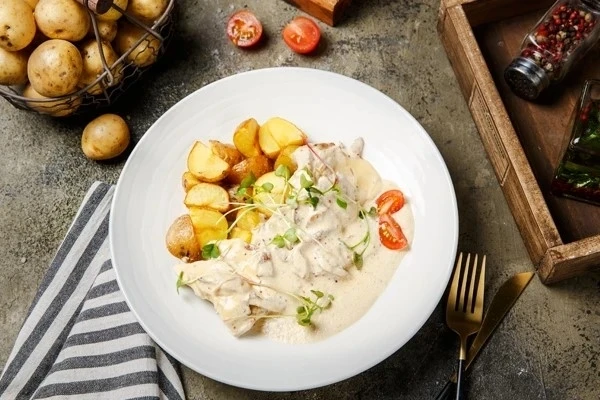 Медальоны из свиной вырезки с грибным соусом и картофельным пюре