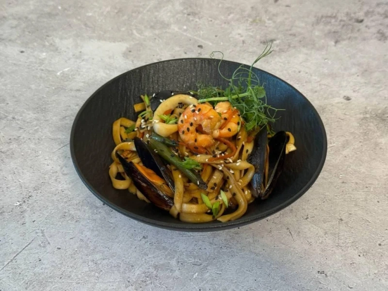 Удон с морепродуктами  320 гр.