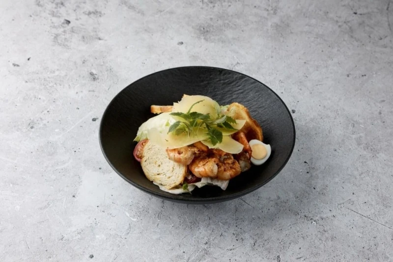 Салат цезарь с королевскими креветками 200 гр.