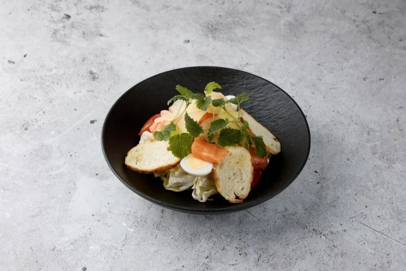 Салат цезарь с лососем 200 гр.