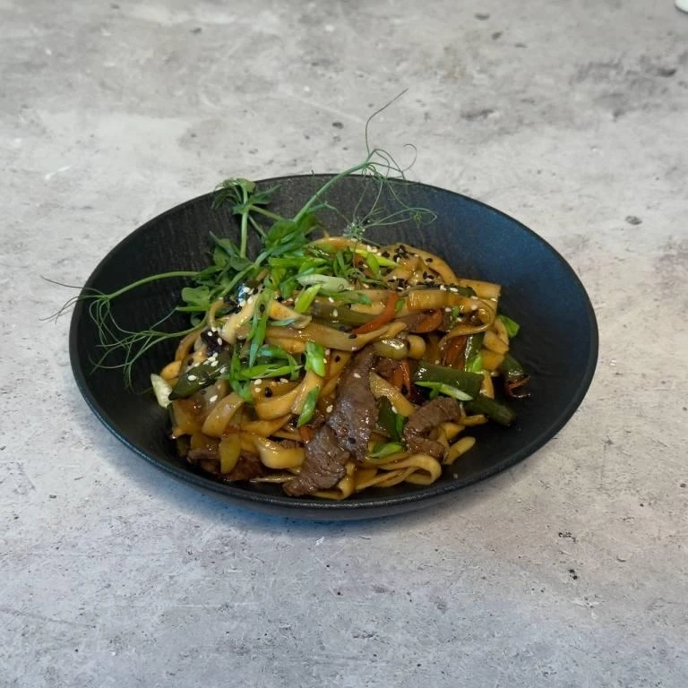 Удон с говядиной  320 гр.