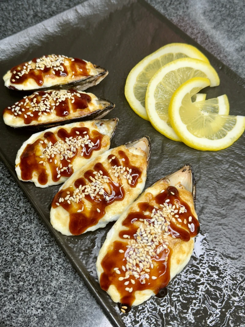 Запеченные мидии под чесночным соусом