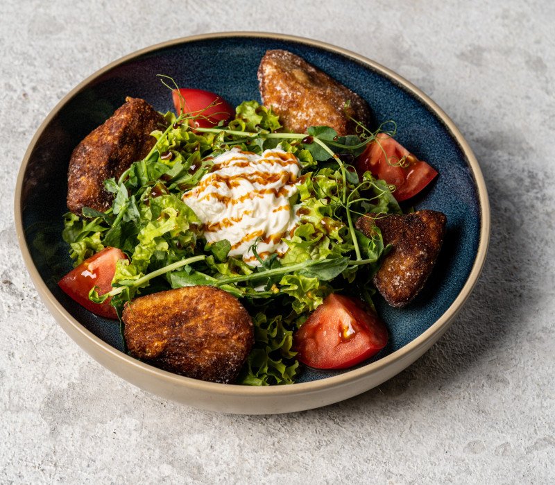 Салат с хрустящими баклажанами*