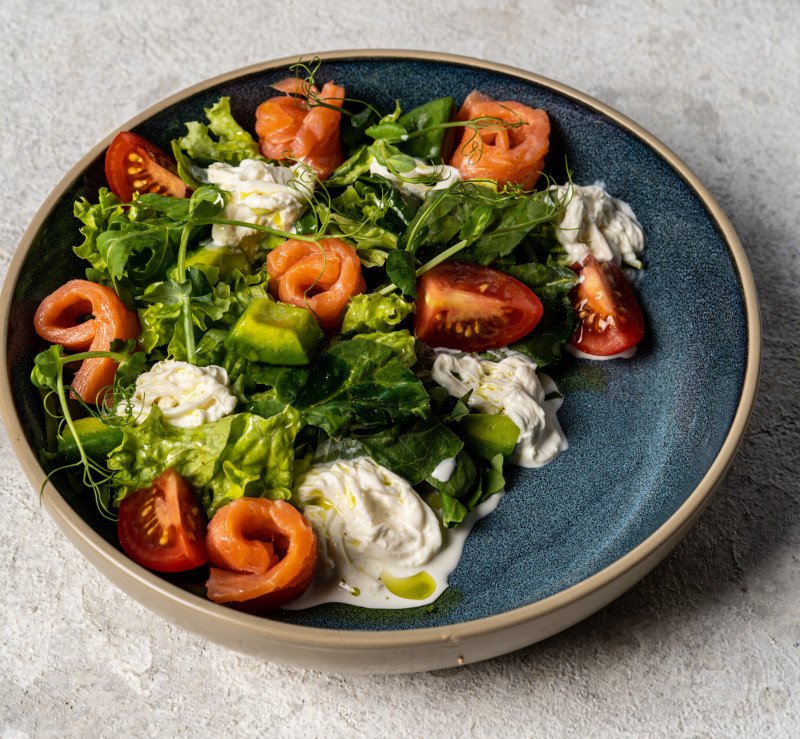 Салат с лососем и страчателлой 210гр*